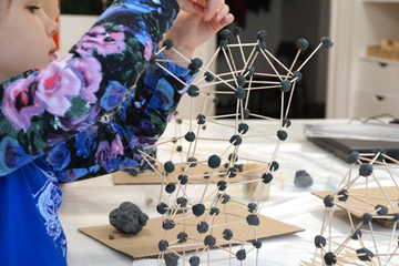 <span style="font-weight: bold;">ЗАНЯТИЯ ПРОХОДЯТ НА УДОБНОЙ ОНЛАЙН ПЛАТФОРМЕ: </span>Все курсы с обратной связью и возможностью делиться собственными проектами, видеть работы других учеников